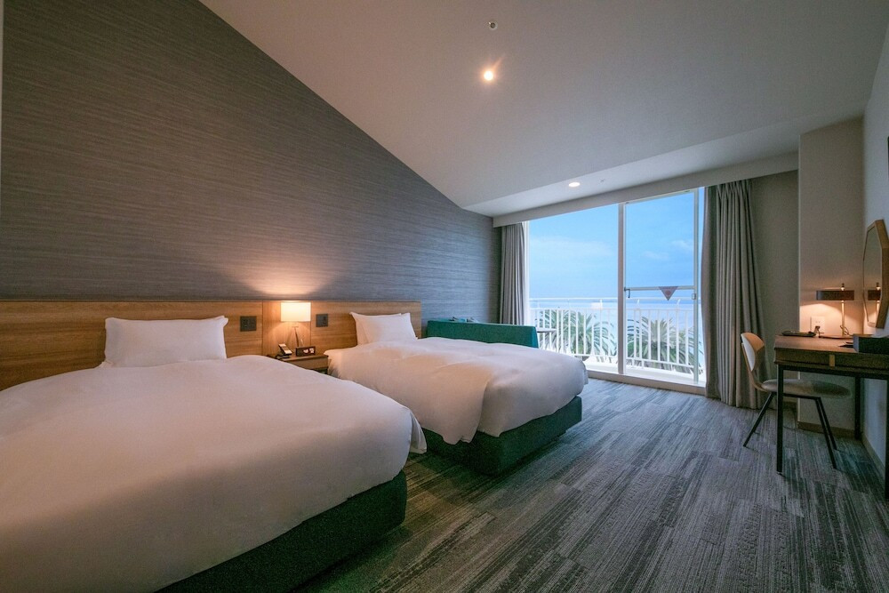 “瀬戸内のハワイ”と呼ばれる周防大島のビーチ前にたたずむリゾートホテル3655597