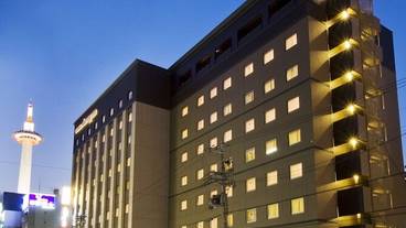 施設の正面 (日没後) / 2