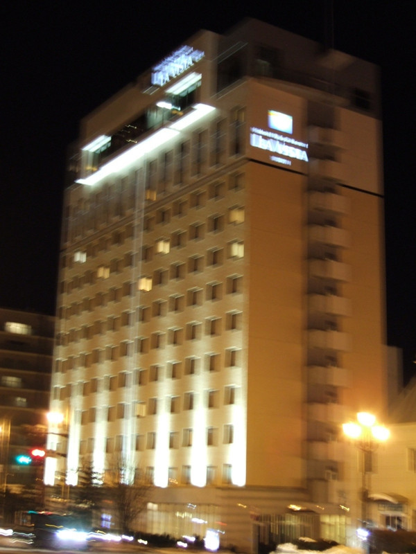 幣舞橋のたもとにある大きなホテルです