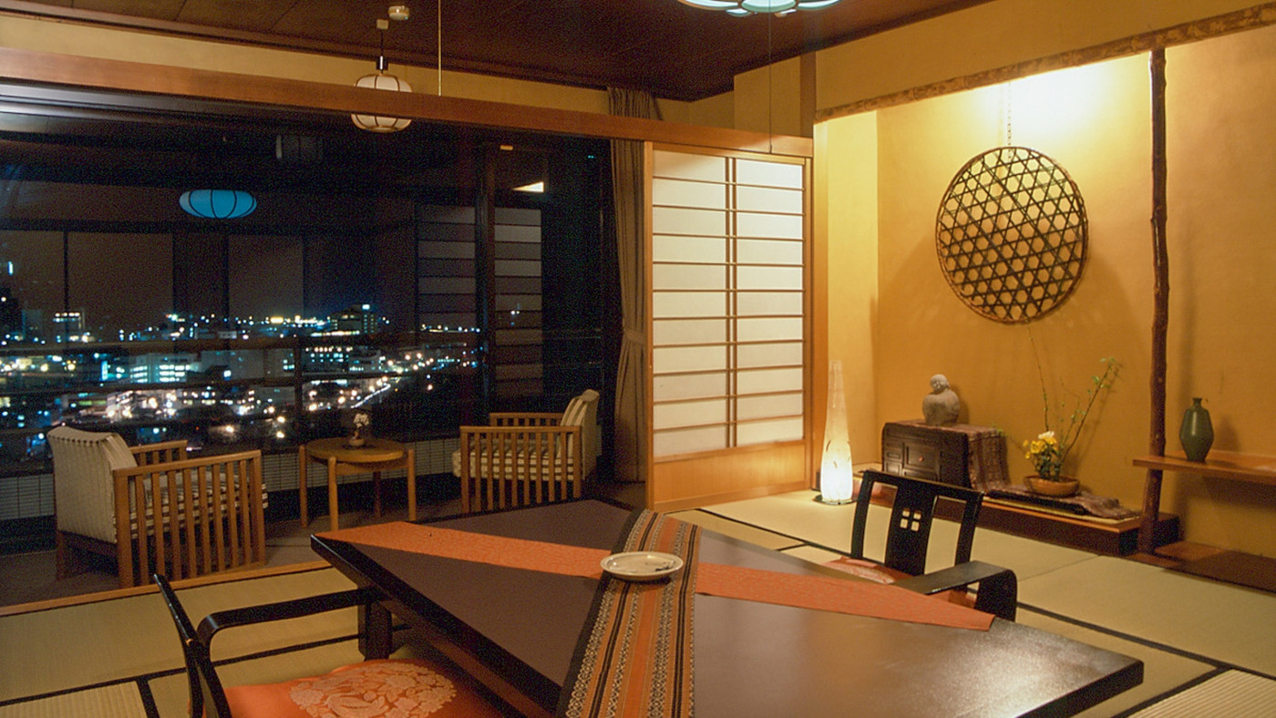 山の中腹に建つ、眺望ばつぐんの温泉ホテル3983306