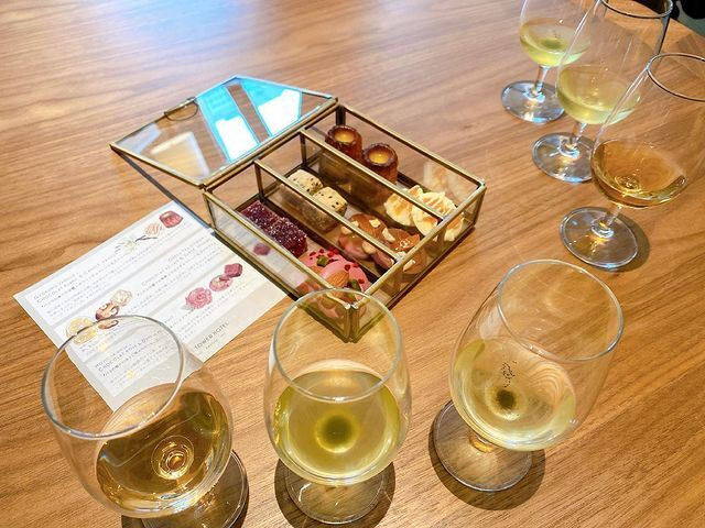 客室では、おしゃれなウェルカムスイーツと、スイーツごとにペアリングされた3種類の緑茶がおもてなし / 1