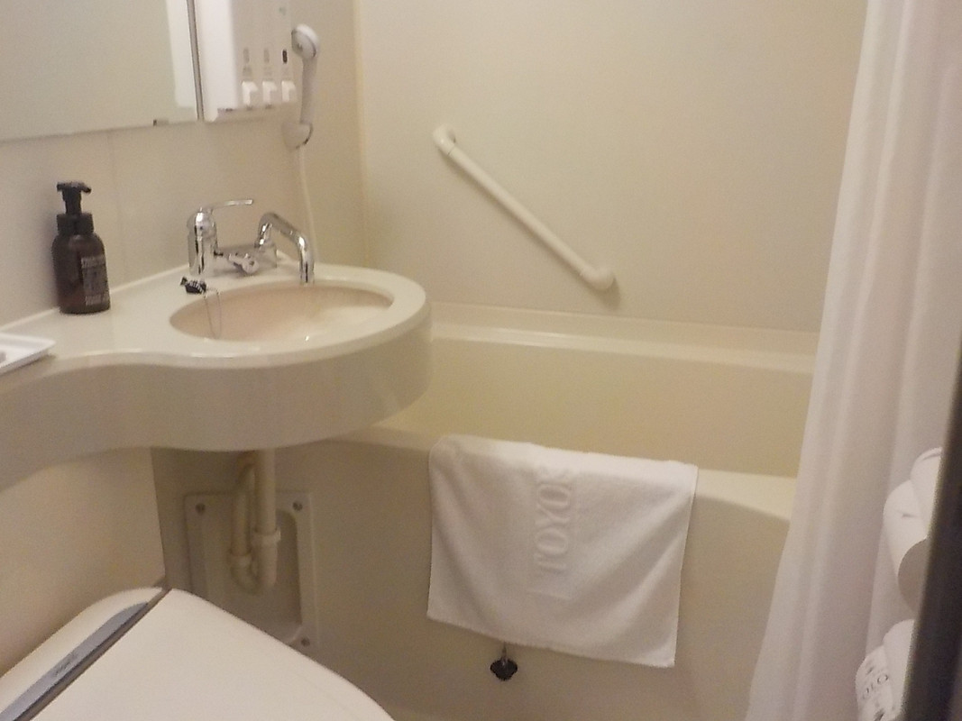 トイレ、洗面が一体になったバスです。浴槽はあまり狭くないです