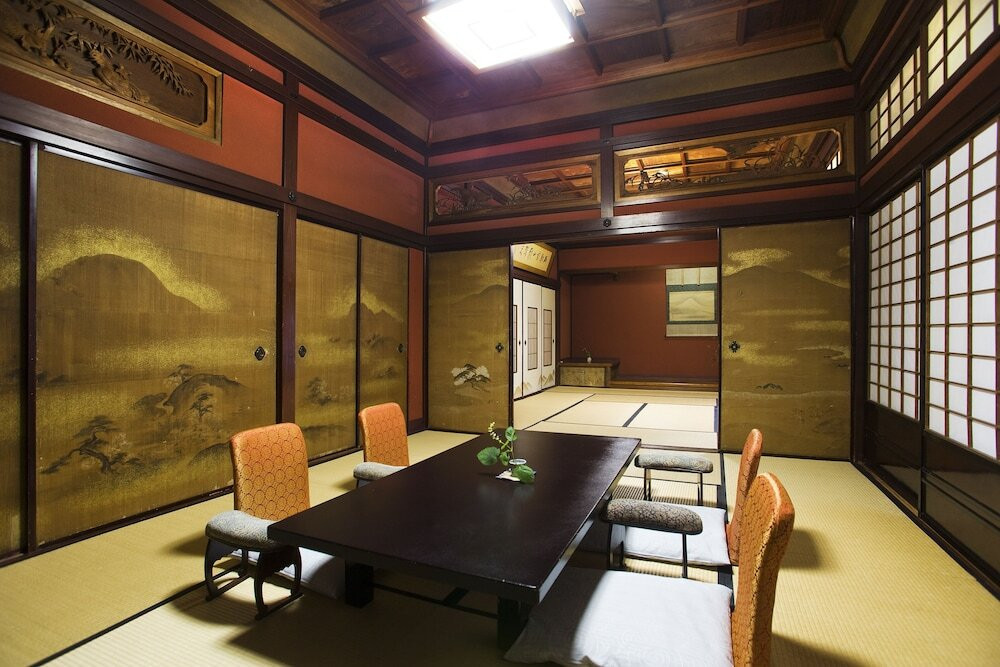 客室内のダイニングエリア