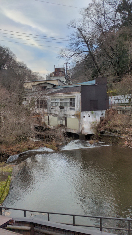 自然を感じる川ではないですが、川に面した部屋です