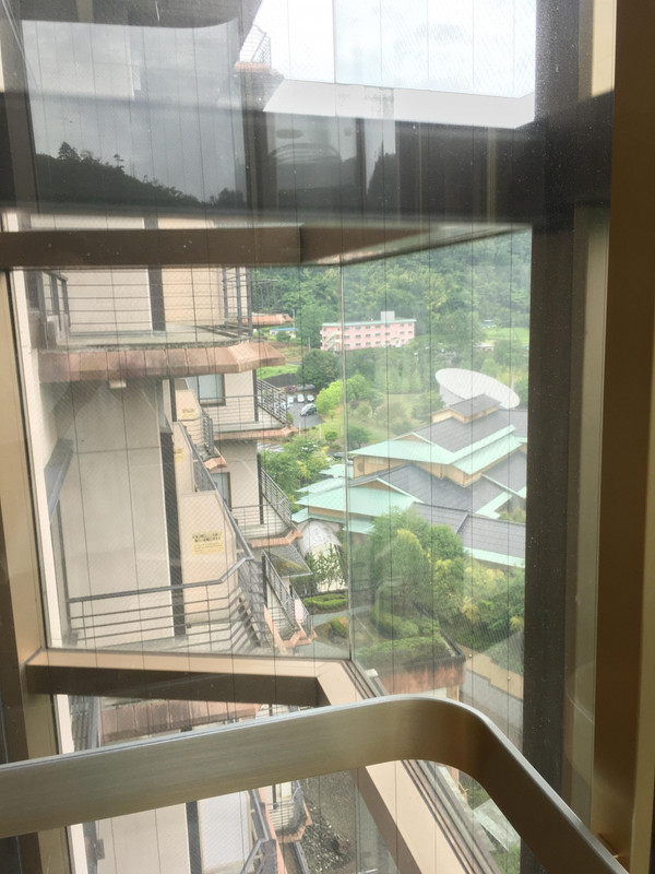 エレベーターの中から