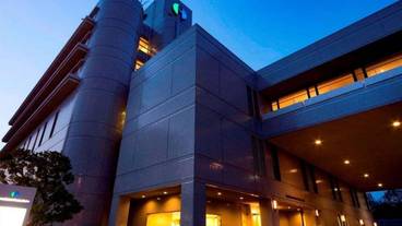 施設の正面 (日没後) / 1