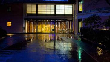 施設の正面 (日没後) / 2