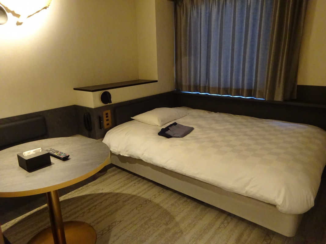 キャリーケースを開くスペースも充分で、ベッドも寝心地Good