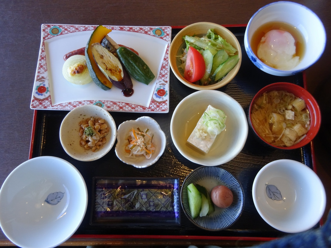 朝食は要予約。野菜たっぷりでついついご飯がすすみます。