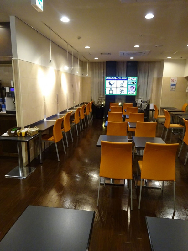 朝食会場は原則横並び。夫婦なら椅子動かして対面できます。