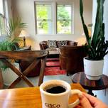 河口湖を望む「CISCO Coffee」でカップルのひと時を/山梨