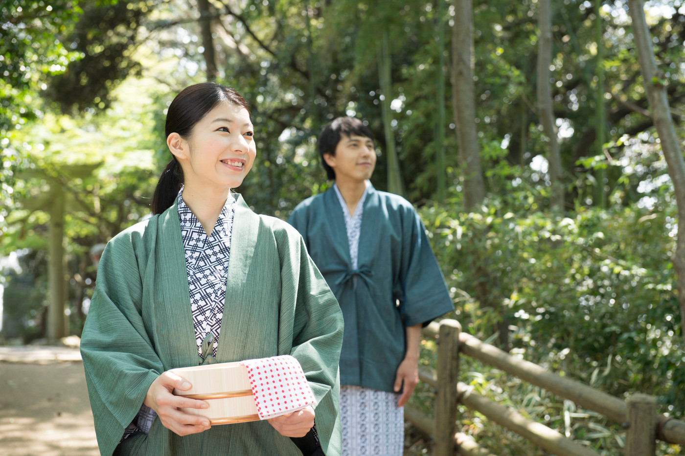 温泉旅行のカップル