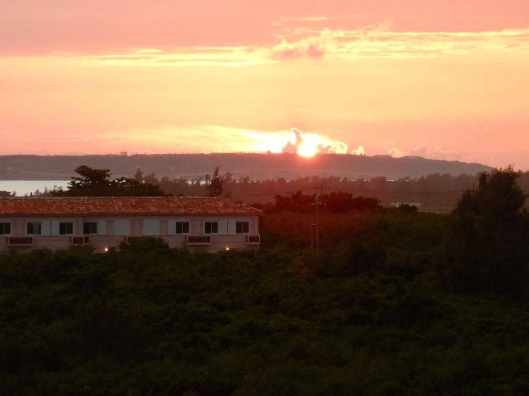 通路からの夕焼け
