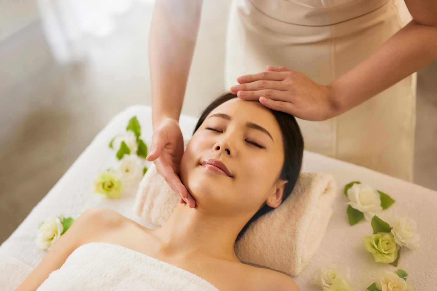 若い女性　エステ