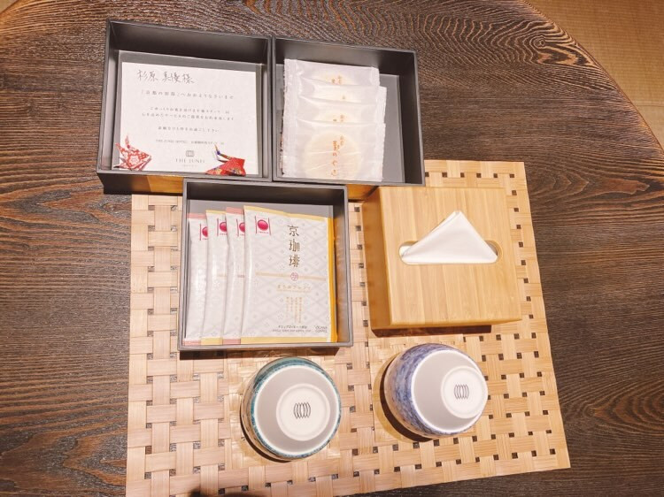 お部屋に用意されたお茶菓子は、創業約400年の老舗京菓子「亀谷清永」の「麩のやき」。豊臣秀吉が北野大茶会で使ったといわれるお菓子だそう / 5