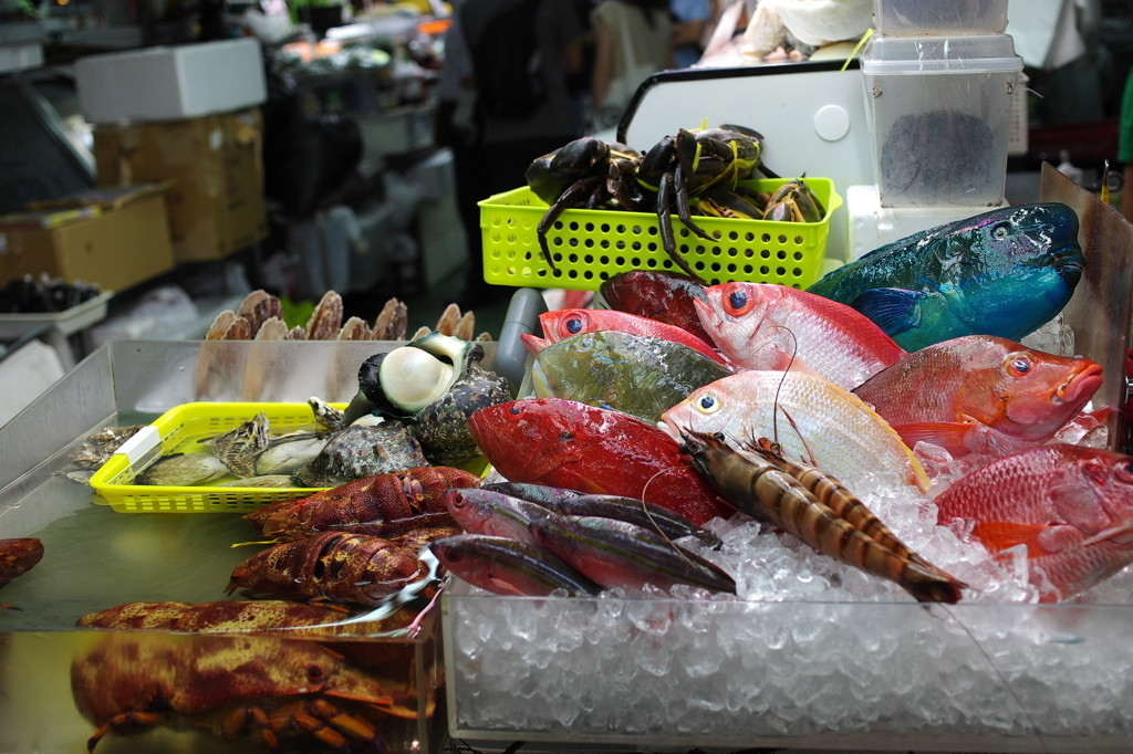 こんな魚見たことない！？新鮮な食材が並ぶ「第一牧志公設市場」4084704