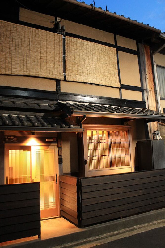 施設の正面 (日没後)