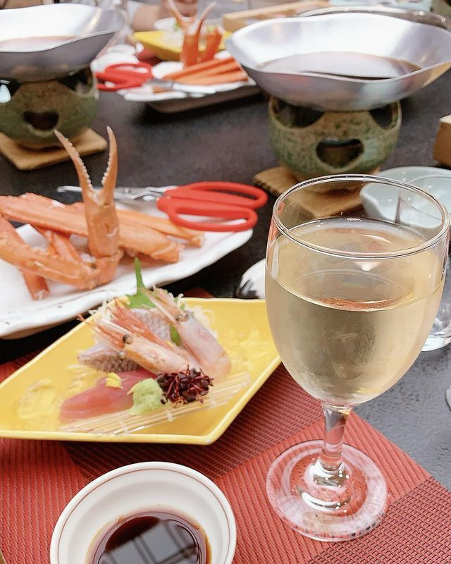 旬の獲れたてがにをコースでたっぷり楽しめるのは、11月~3月の間。それ以外の時期にも、但馬牛をメインとしたコースでゆでがになどが楽しめる / 1