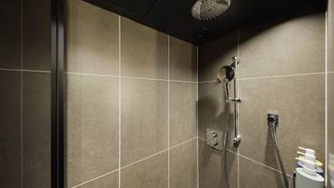 綾館 温泉露天風呂付プレミアルーム テラス付のシャワールーム / 14