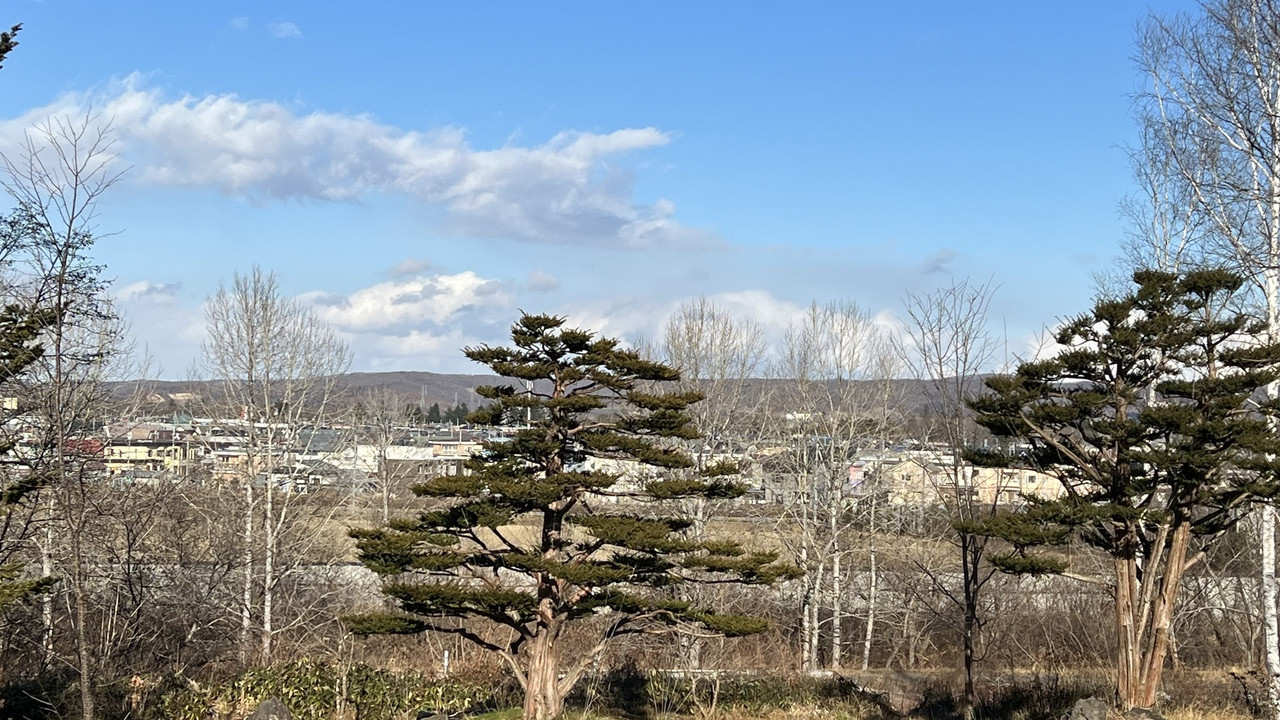 エントランスを出たところの眺め。街が見渡せます。