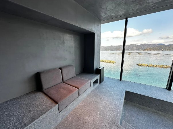 室内に様々な寛ぎスペースがあり、靴を脱いでのびのびと過ごせる / 4