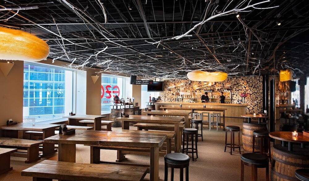 スタイリッシュなパブ「エゾ」 / 1