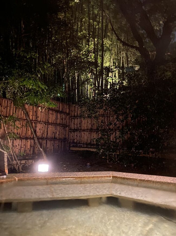 のんびり露天風呂に入る若い女性