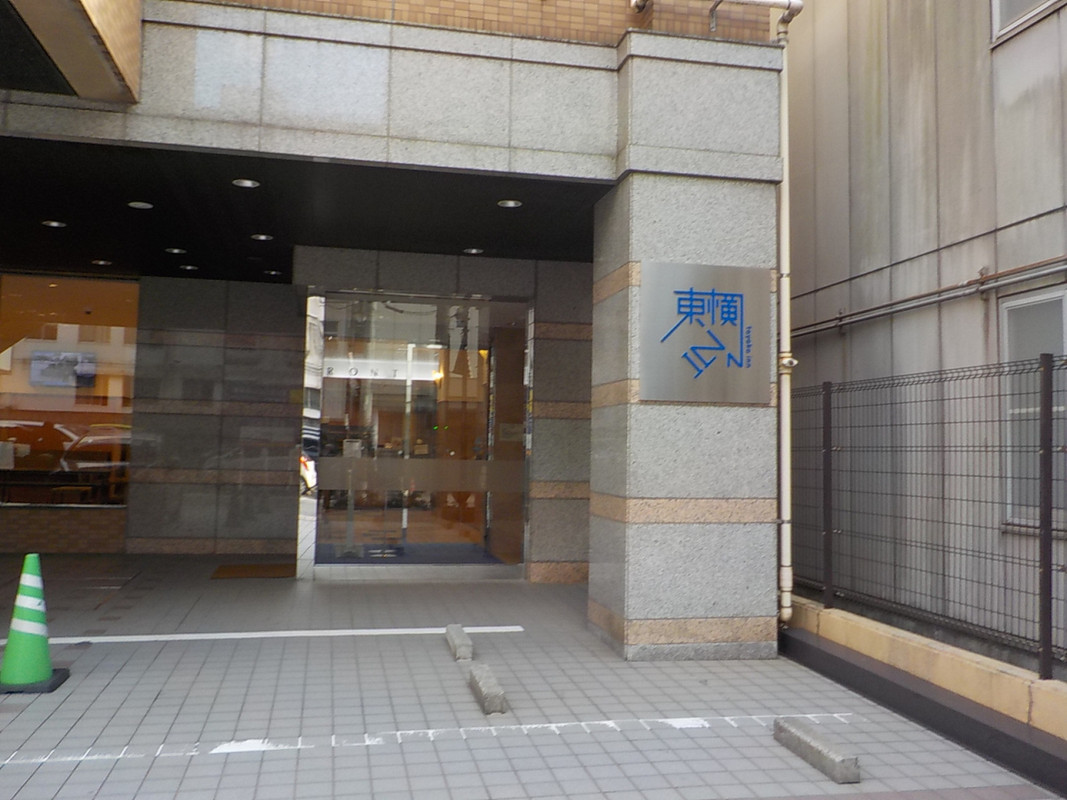 建物全体がカメラに収まらないので玄関のみ撮影しました。