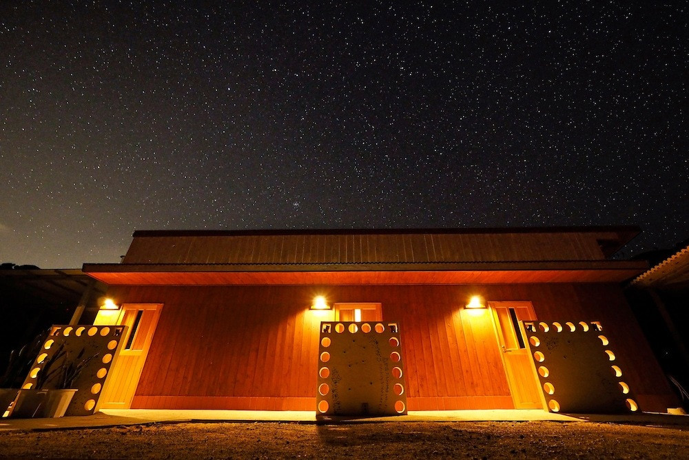 施設の正面 (日没後)