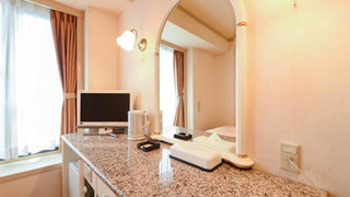 トリプルルーム シングルベッド 2 台 喫煙可