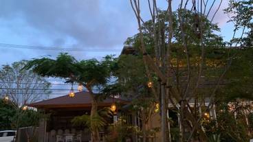 施設の正面 (日没後) / 4