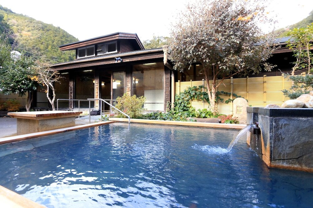 体に優しい温泉プールで親子で元気に！源泉かけ流し温泉も楽しめる4772701
