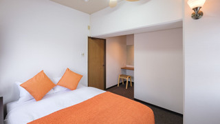 デラックスルーム　ダブルベッド1台クイーンベッド1台＆キッチン付　禁煙　清掃料金別　連泊時の清掃なし