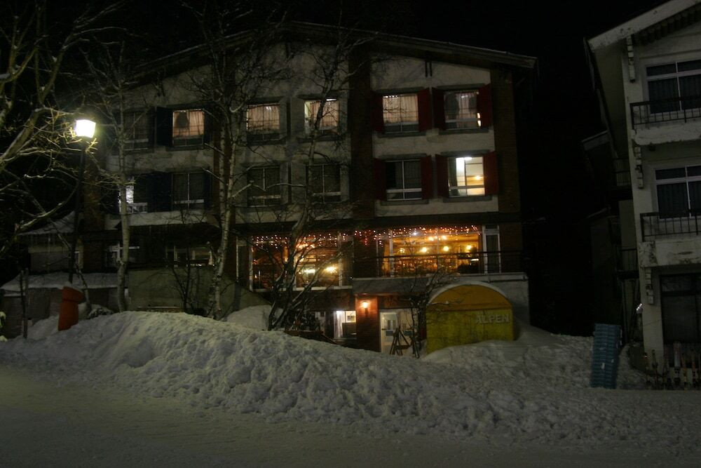 施設の正面 (日没後)