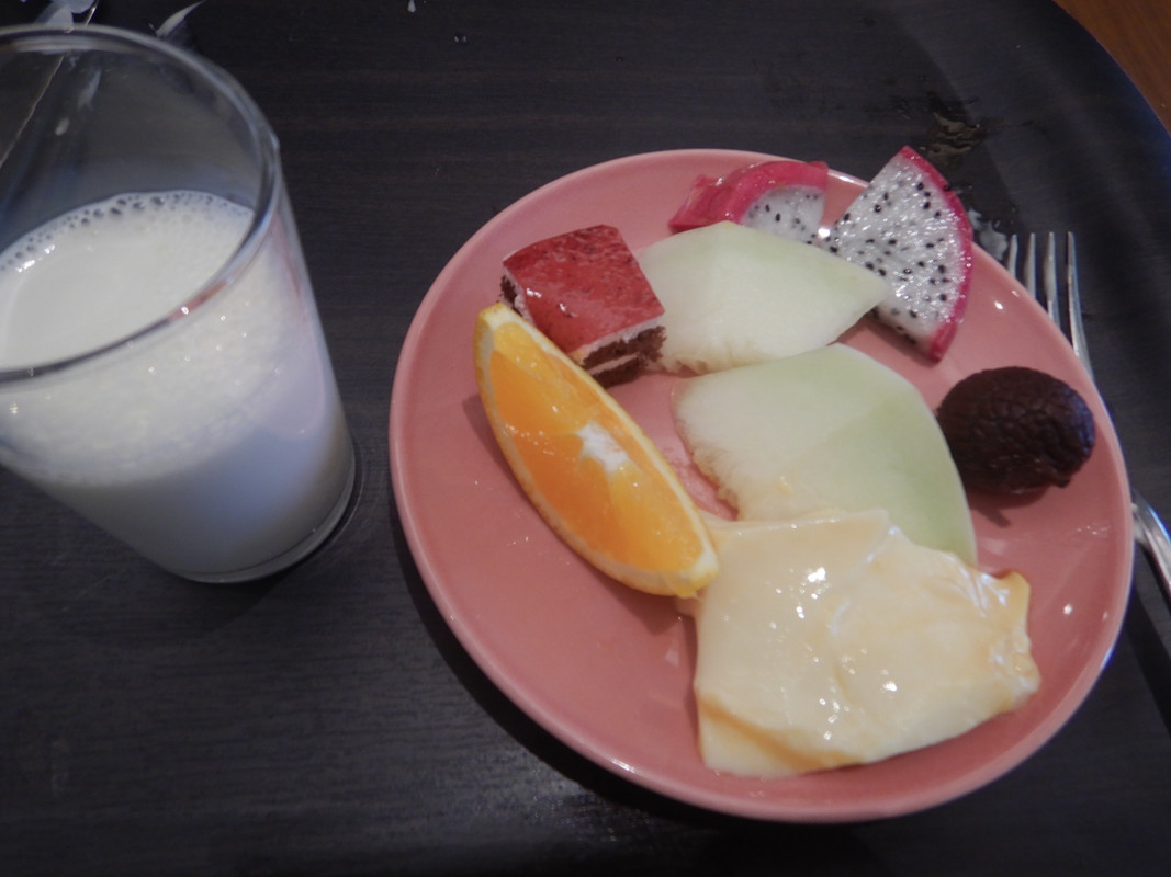 朝食。牛乳、フルーツ