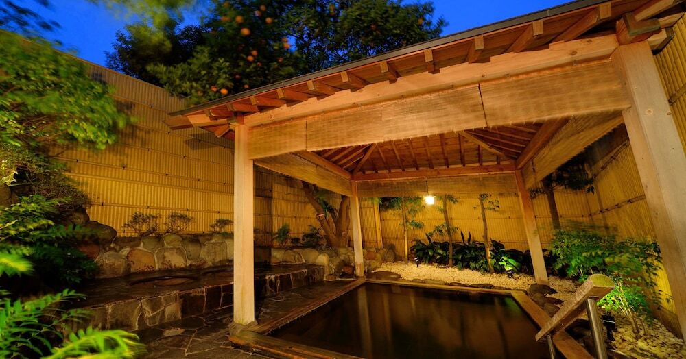 足湯テラスでまったりと。モダンな空間で名湯を堪能4022677