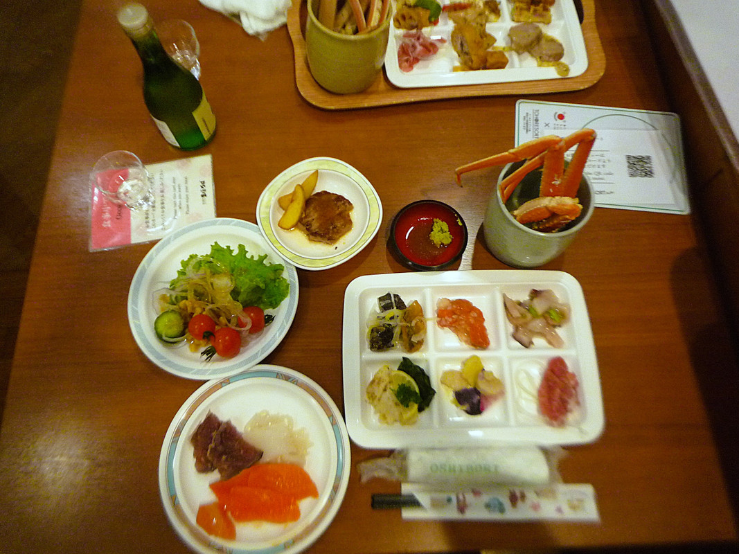 夕食 安っぽい食器とメニュー？