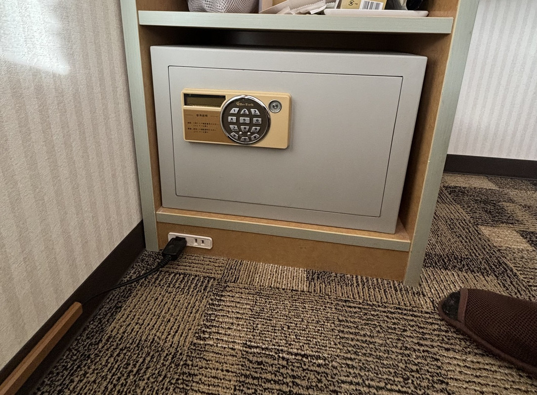 東横インには珍しくセフティボックスがあり貴重品の管理が安心で