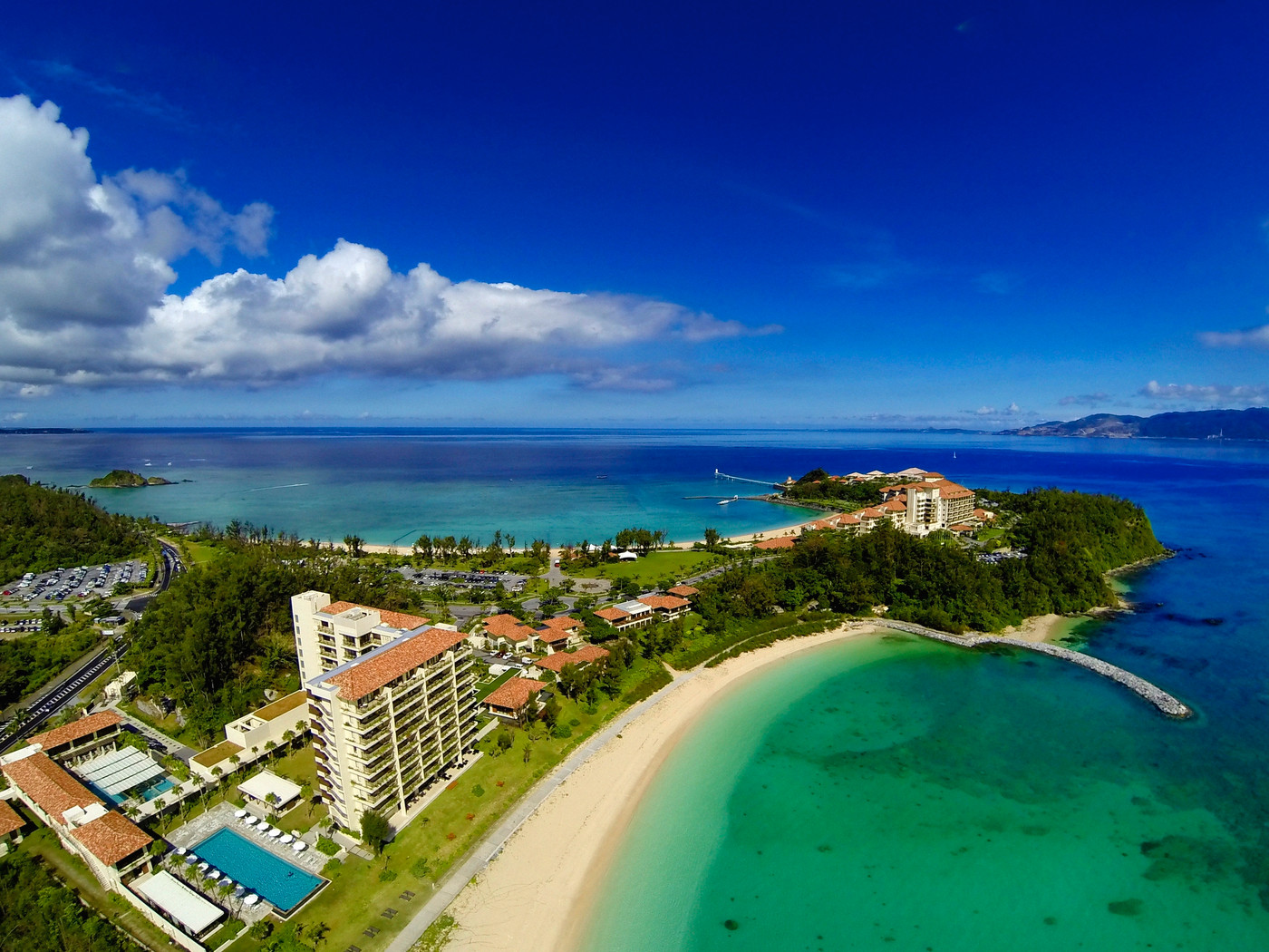 名護湾を眺めながらラウンジでゆったり寛ぐ…大人カップルならではの滞在を4235049