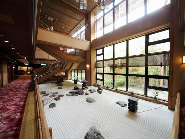 館内ロビーの枯山水