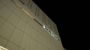 施設の正面 (日没後) / 1