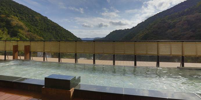 山翠楼 SANSUIROU（神奈川県 旅館）：最上階の展望露天風呂「大空」からは箱根連山の雄大な景色を一望。開放的な空間で「湯河原温泉」を堪能できる。 / 1