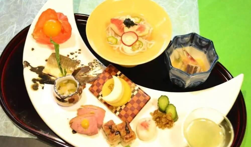 華やかなお料理で
ココロ弾むディナー / 3
