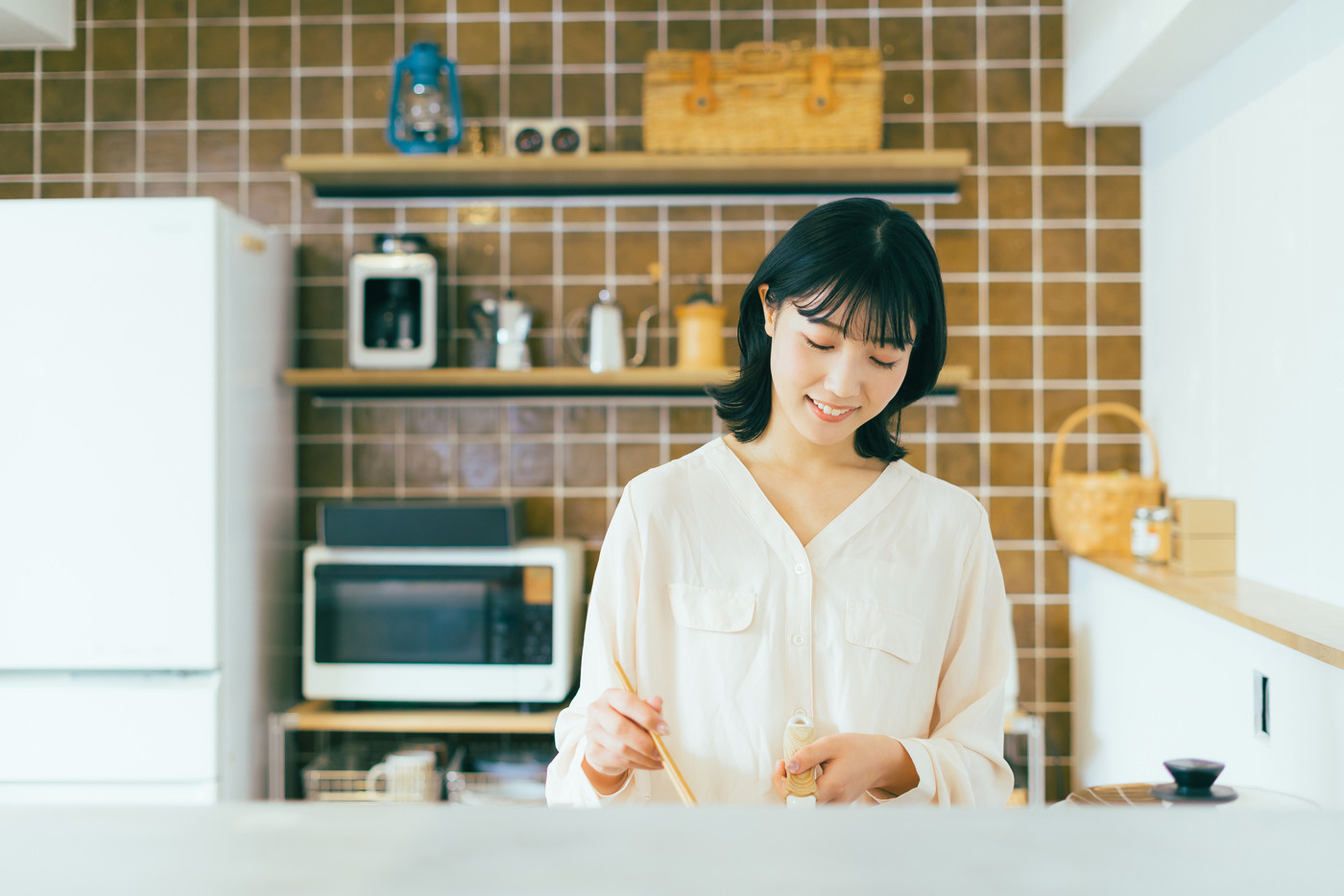 キッチンで料理する女性