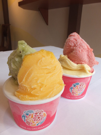 「創作沖縄料理ティーダ」料理 604593 無香料、無着色のジェラート　ダブル；４３０円、トリプル；４８０円