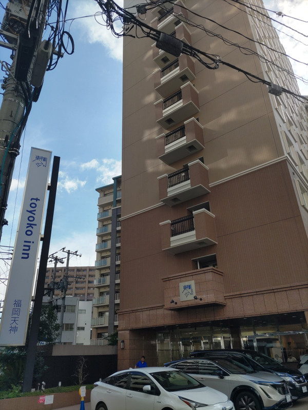 渡辺通りから東に数10ｍ入ったところにある。