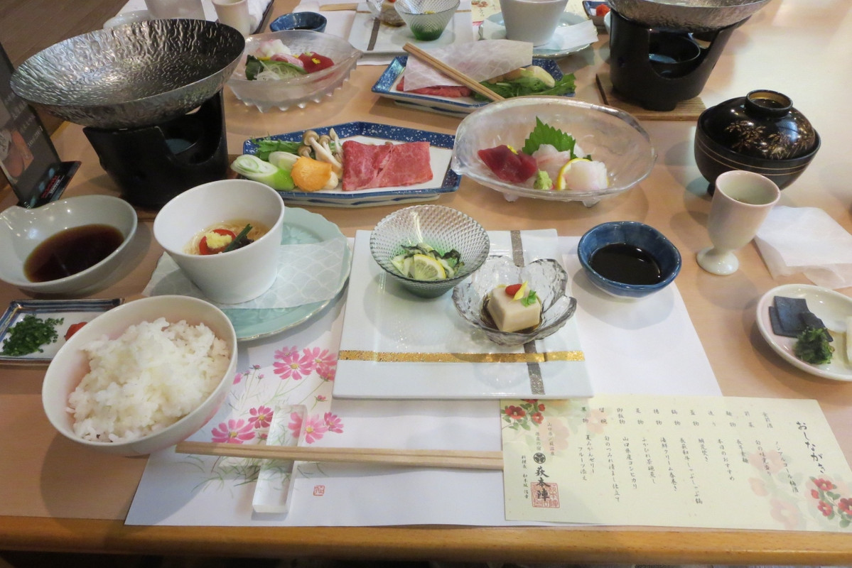 夕食は11品。あとから鯛の兜煮、茶碗蒸し、吸い物が来ました。