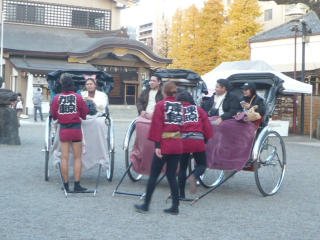 浅草の観光地における訪日外国人観光客の多さが目に入ります。