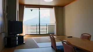 富士山と精進湖を一望! 特別和洋室(A)35平米/バストイレ付 禁煙