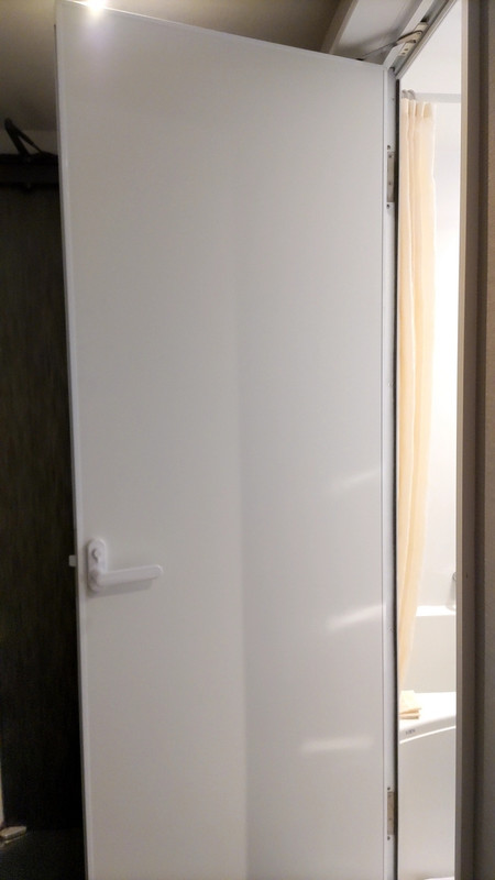 バスルームの扉にタオルを掛けるフックが無い